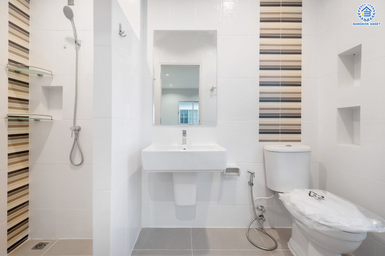 บ้านมือสองตกแต่งใหม่ ม.วิลล่าการ์เด้น2 บางกรวย-ไทรน้อย หลังมุม เนื้อที่ 51.5 ตร.ว. ฟังก์ชัน 3 ห้องนอน 3 ห้องน้ำ จอดรถได้ 2 คัน บรรยากาศเป็นส่วนตัว บนทำเลศักยภาพ ใกล้เซ็นทรัลเวสต์เกต เชื่อมต่อหลายเส้นทาง ถ.รัตนาธิเบศร์, ถ.กาญจนาภิเษก และราชพฤกษ์ และรถไฟฟ้า "สถานีบางพลู"...